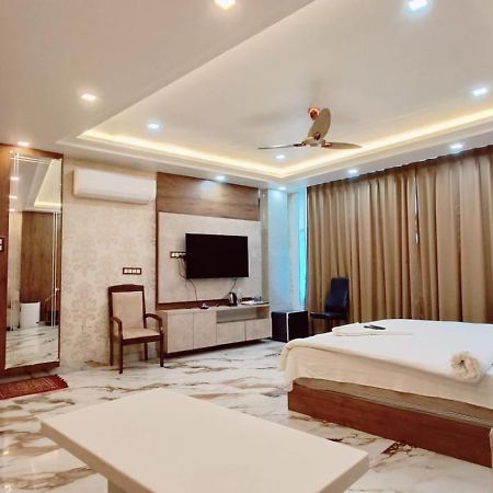 V Square Airport Hotel Lucknow Dış mekan fotoğraf
