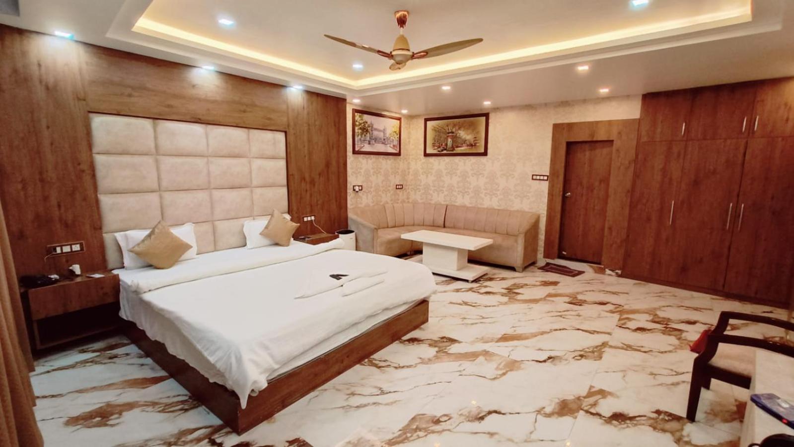 V Square Airport Hotel Lucknow Dış mekan fotoğraf