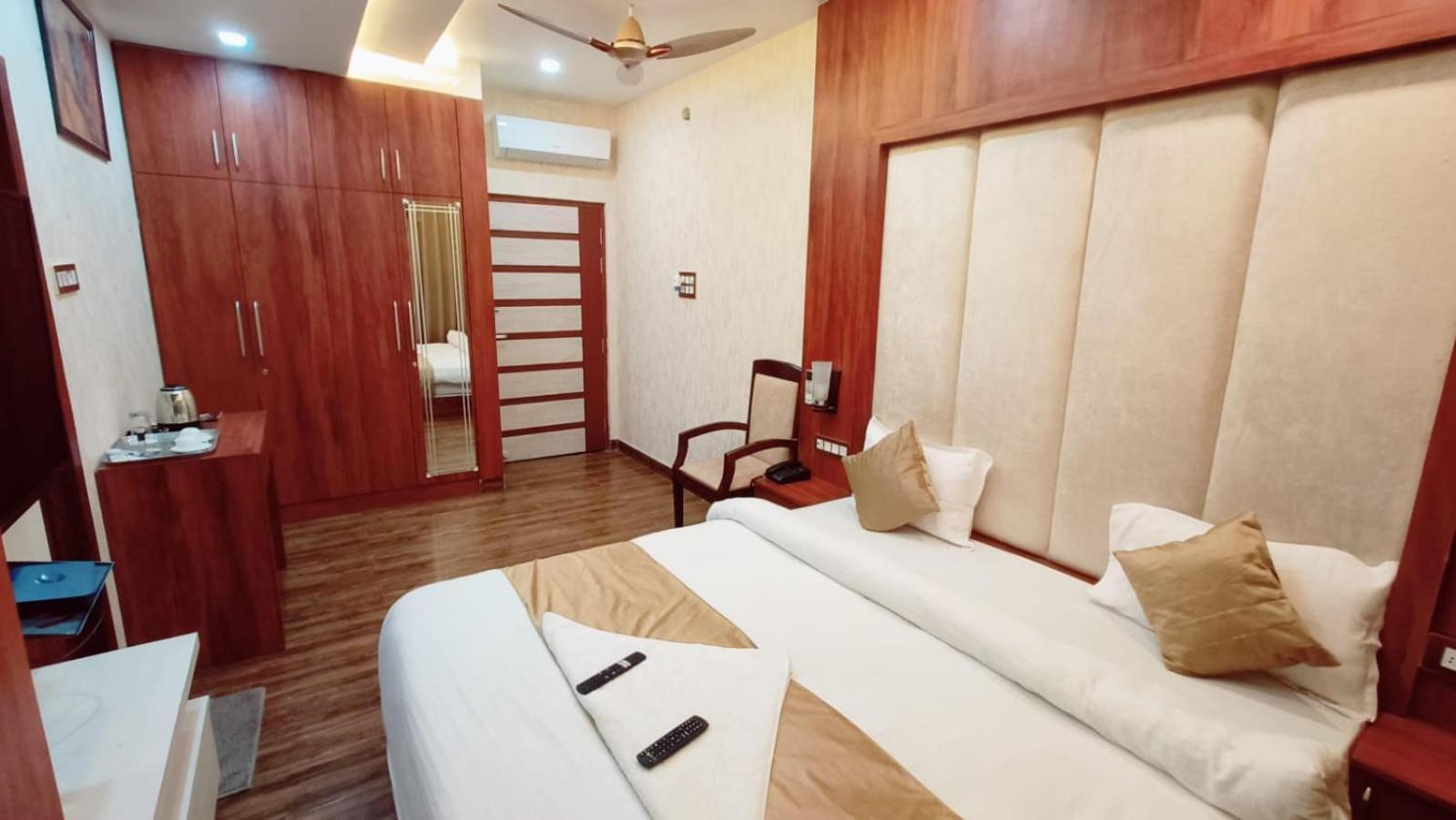 V Square Airport Hotel Lucknow Dış mekan fotoğraf