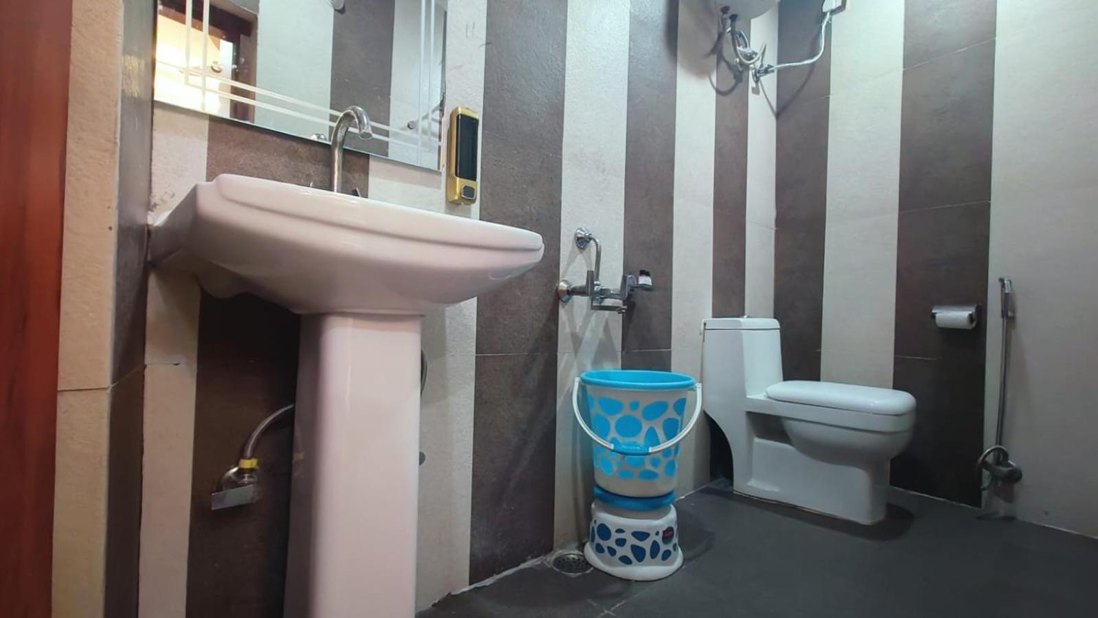 V Square Airport Hotel Lucknow Dış mekan fotoğraf