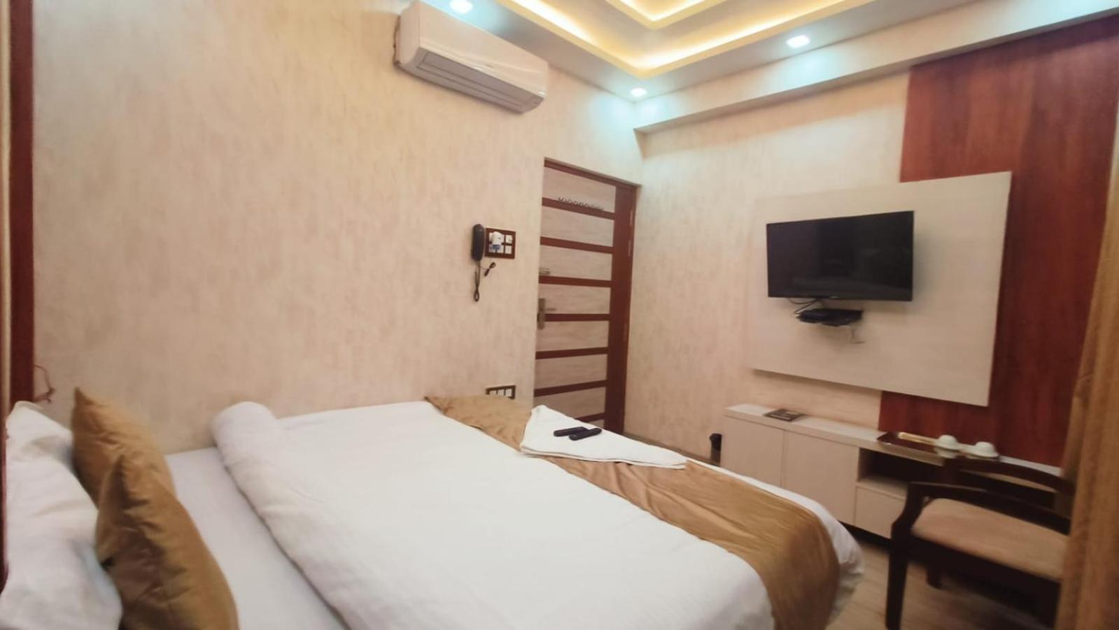 V Square Airport Hotel Lucknow Dış mekan fotoğraf