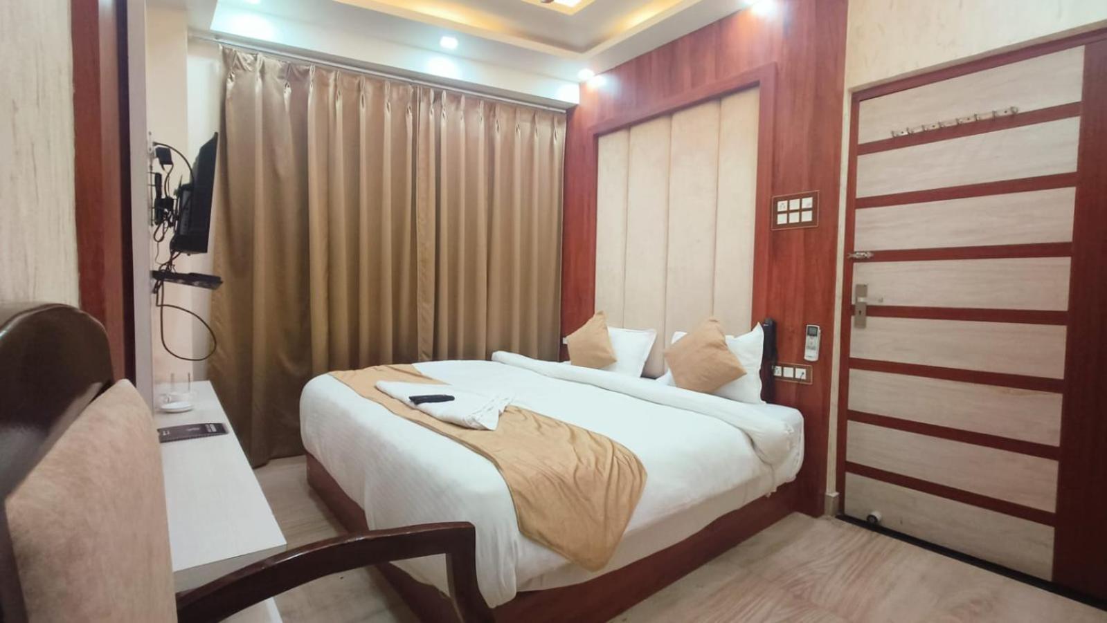 V Square Airport Hotel Lucknow Dış mekan fotoğraf