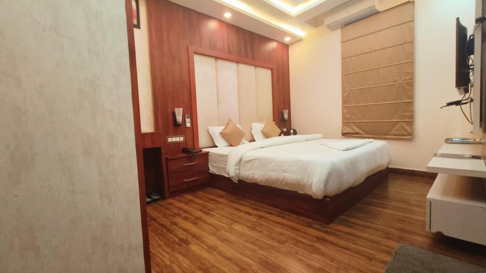V Square Airport Hotel Lucknow Dış mekan fotoğraf