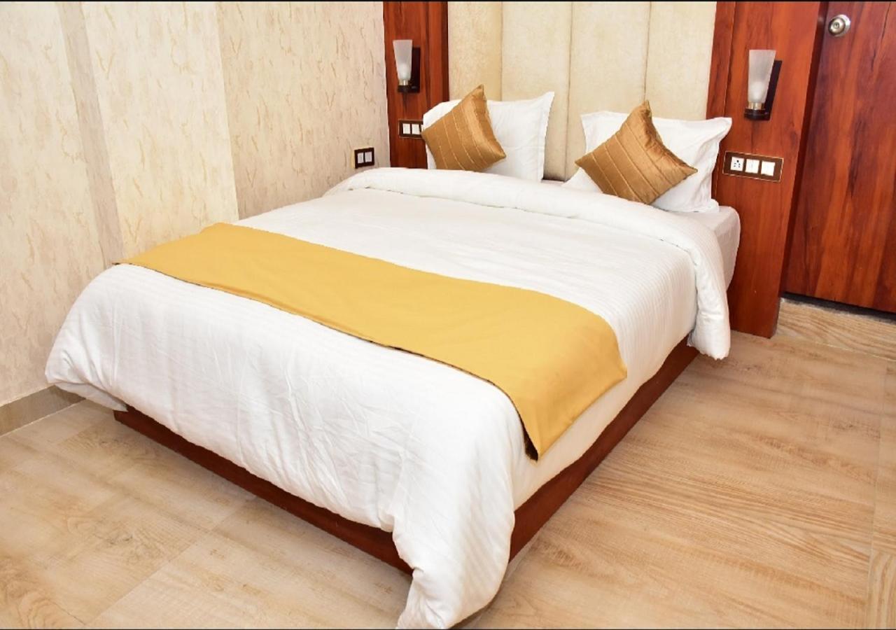 V Square Airport Hotel Lucknow Dış mekan fotoğraf