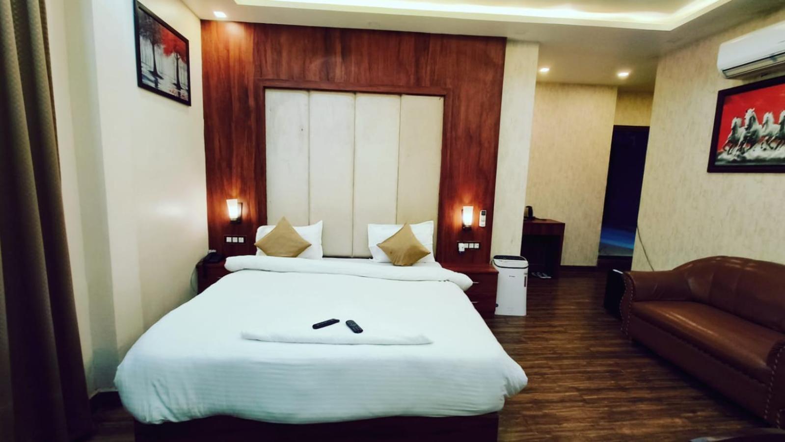 V Square Airport Hotel Lucknow Dış mekan fotoğraf