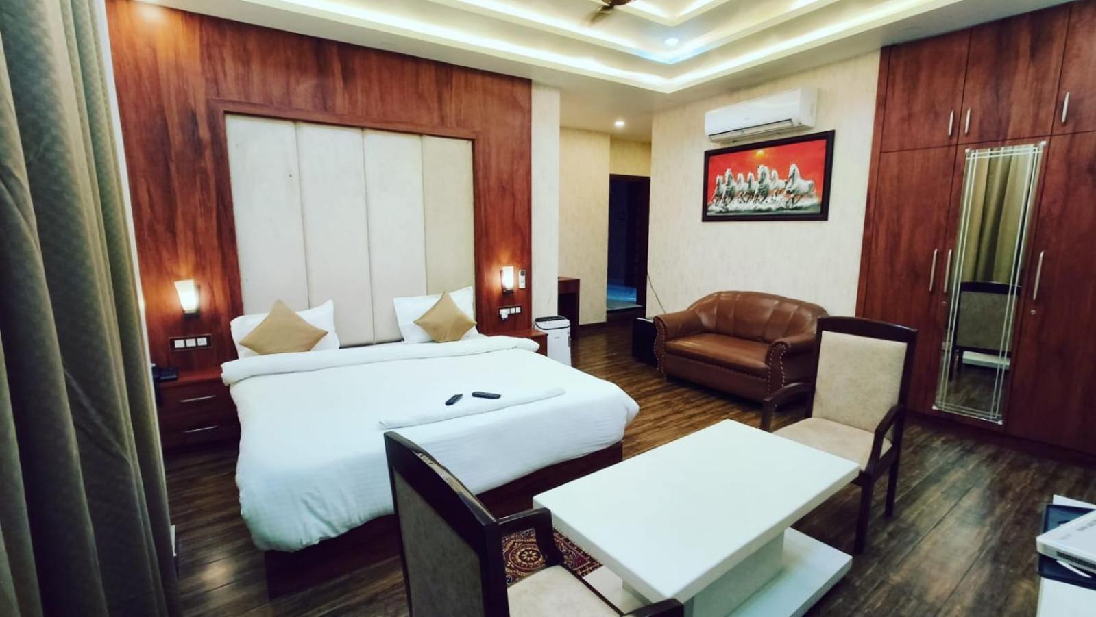 V Square Airport Hotel Lucknow Dış mekan fotoğraf