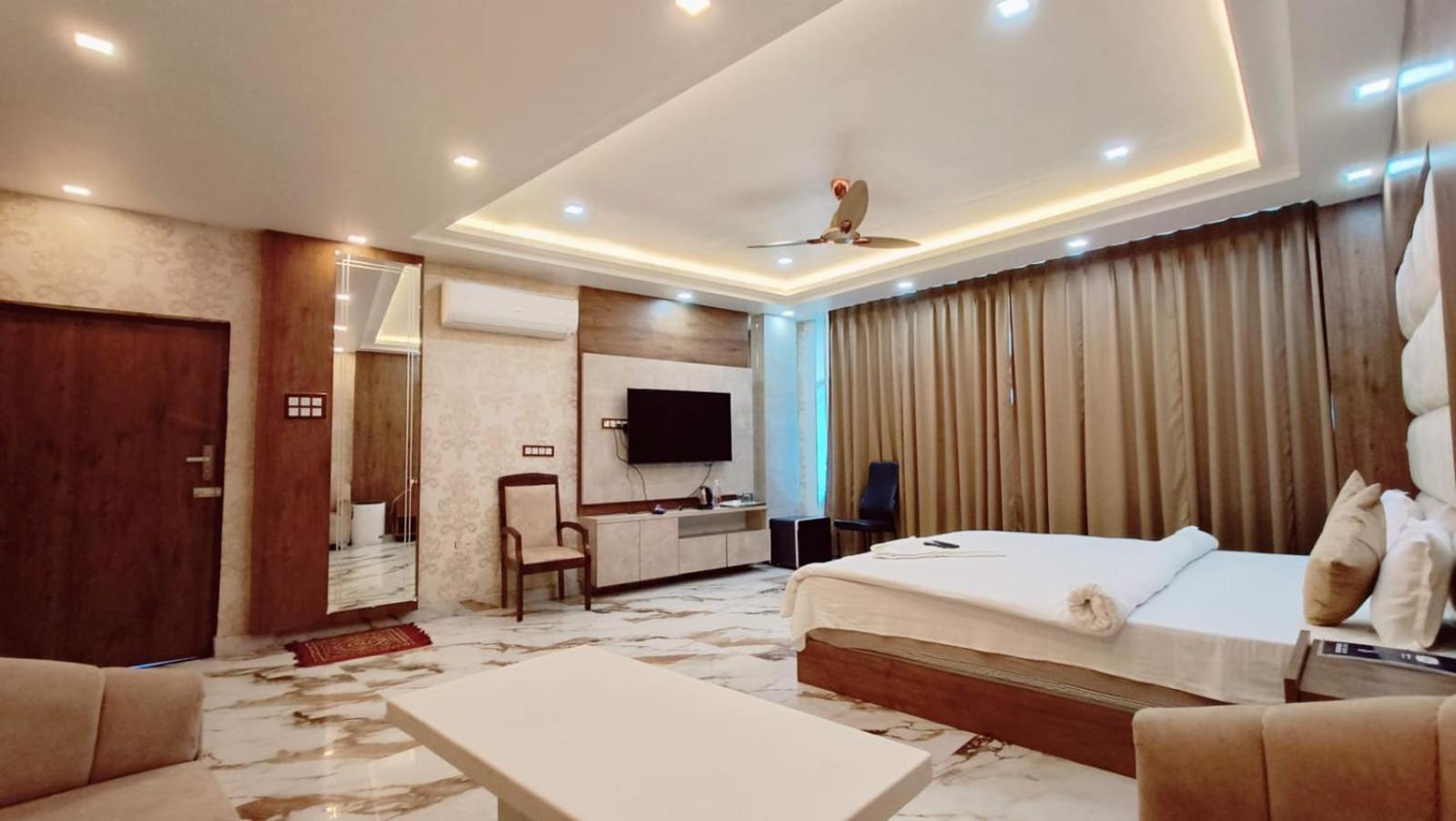 V Square Airport Hotel Lucknow Dış mekan fotoğraf